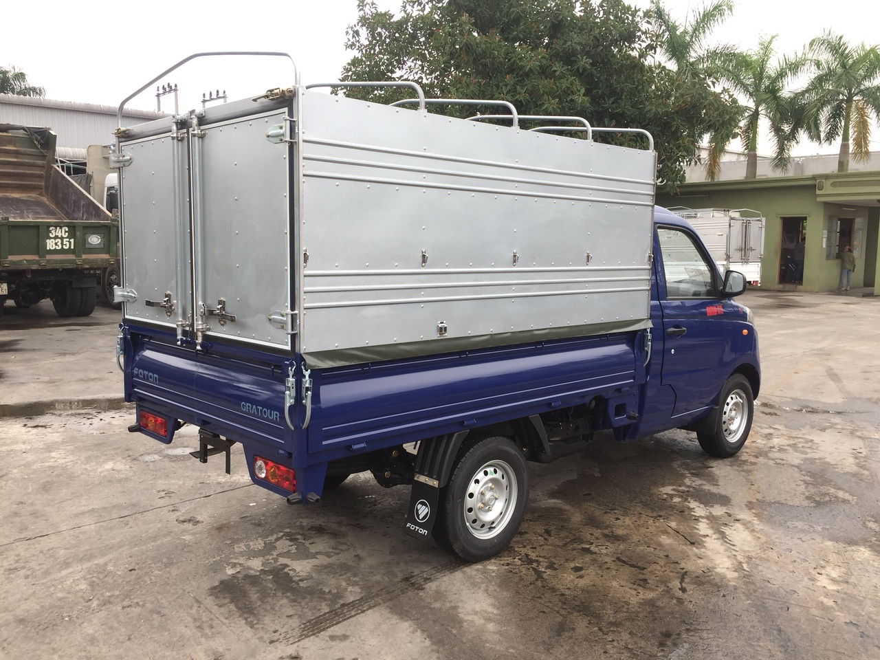 Xe tải Foton thùng mui bạt 995kg là dòng xe được đánh giá cao về chất lượng, hoạt động mạnh mẽ, vận hành bề bỉ và tiết kiệm nhiên liệu.